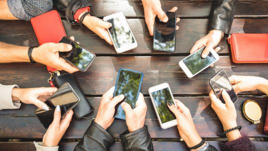 Social vietati a under 16: perché per Lancini è "sbagliato"